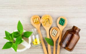 Hvordan man bruger urtetilskud til at lindre allergiske reaktioner